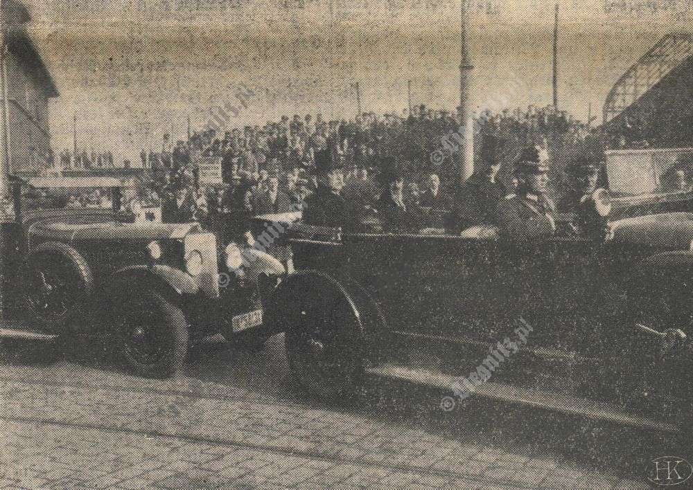 Kolumna samochodów z Hindenburgiem odjeżdżająca spod budynku dworca. Fot. Willy Wolf